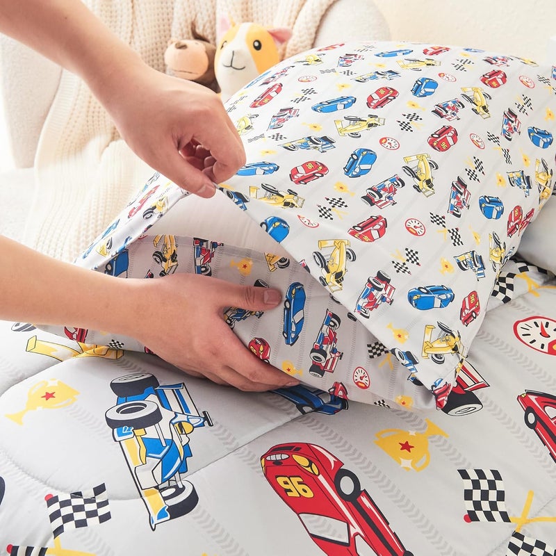 Mooreeke طقم سرير للأطفال مكون من 4 قطع - طقم لحاف ناعم بسيارات سباق للأطفال للفتيات، يتضمن لحاف مبطن، شريحة مسطحة، شريحة ملائمة وغطاء وسادة، سرير في حقيبة لغرفة نوم الأطفال - Image 5